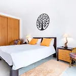 Appartement Great 2 Bedroom With Communal Pool *