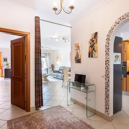 Great 2 Bedroom With Communal Pool Apartament