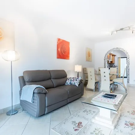 Great 2 Bedroom With Communal Pool Apartament *