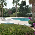 Apartmán Great 2 Bedroom With Communal Pool