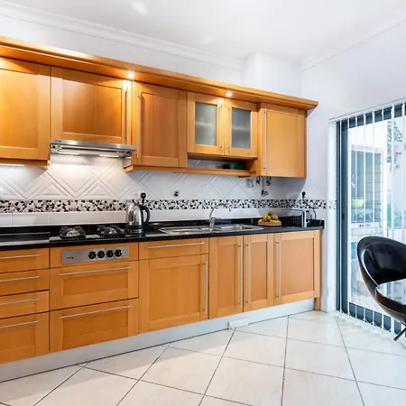 Great 2 Bedroom With Communal Pool *