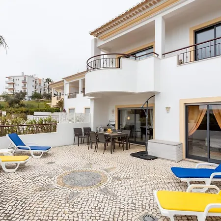 Great 2 Bedroom With Communal Pool