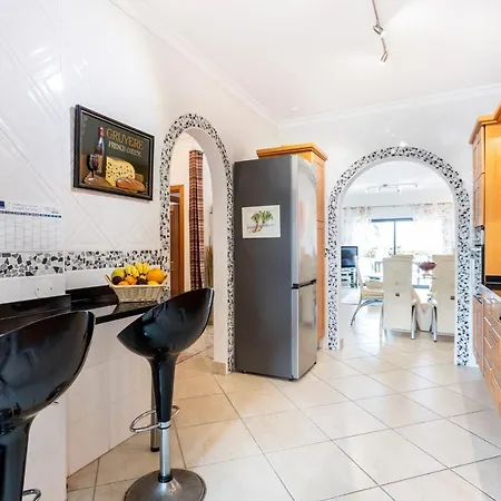 Great 2 Bedroom With Communal Pool *