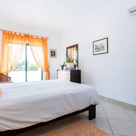 Apartment Great 2 Bedroom With Communal Pool Lagos