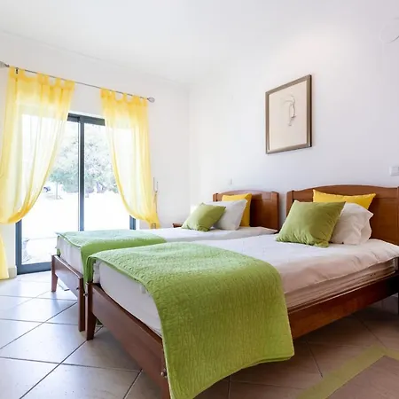 Great 2 Bedroom With Communal Pool *