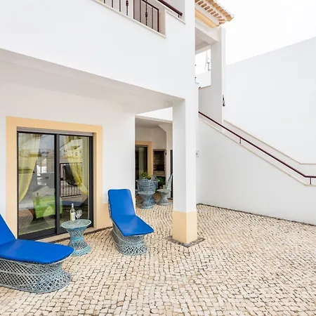 Great 2 Bedroom With Communal Pool