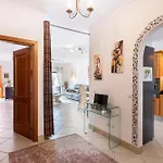 Great 2 Bedroom With Communal Pool 公寓