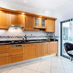Great 2 Bedroom With Communal Pool *